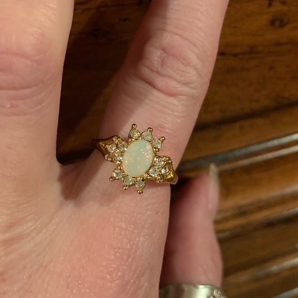 Pretty opal ring - Picture 2 of 4